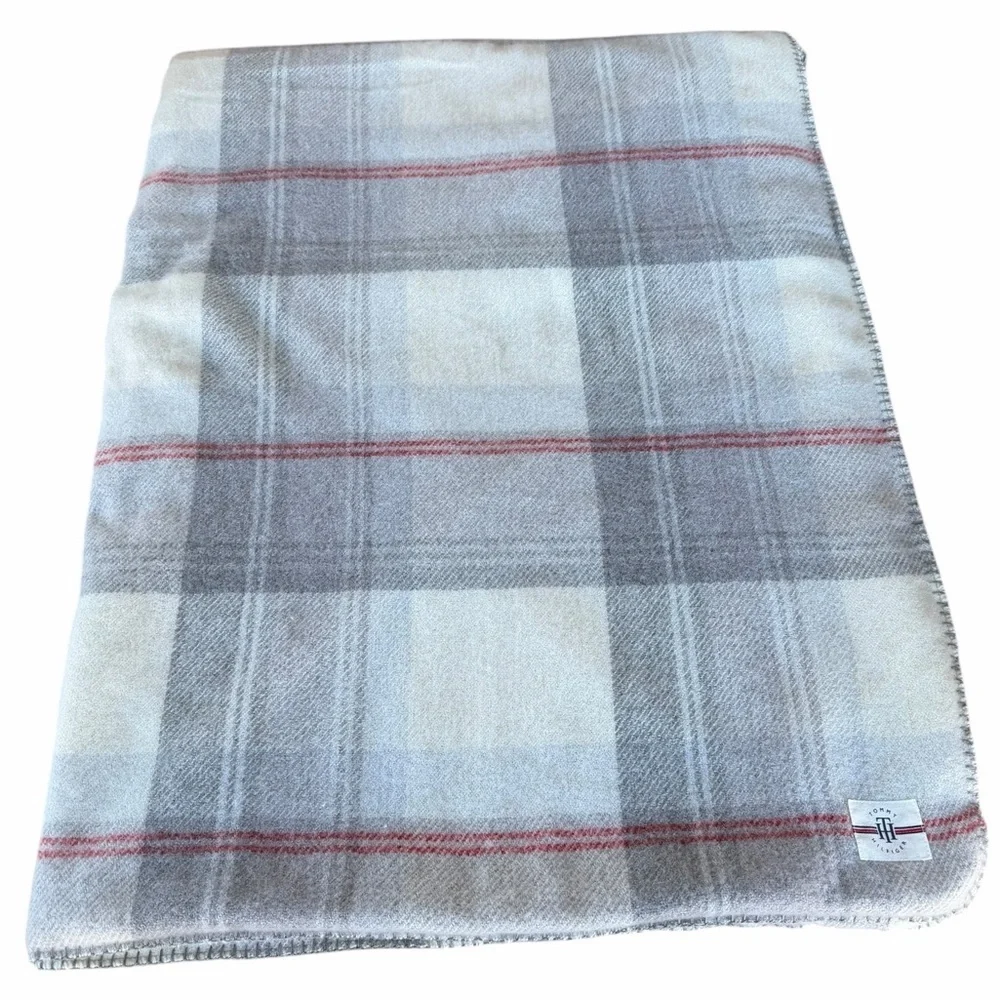 Tommy Hilfiger Faux Cashmere Plush Throw Blanket Plaid Gray Cream Red 50x70 GUC